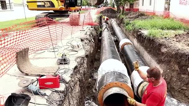 Ver en equipo de trabajadores hasta el montaje de una nueva tubería — Vídeos de Stock