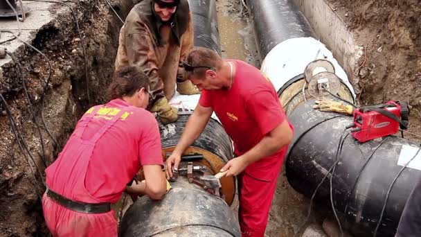 工人是调整工具放在管焊接两根管子 — 图库视频影像