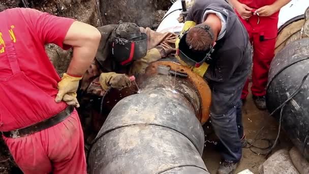 Ver en el equipo de soldadura de los trabajadores hasta el montaje de una nueva tubería . — Vídeo de stock