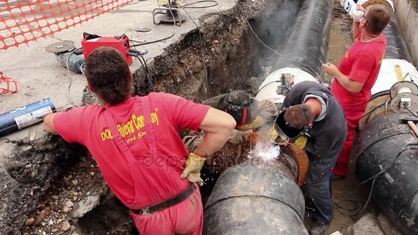 Ver en el equipo de soldadura de los trabajadores hasta el montaje de una nueva tubería . — Vídeo de stock