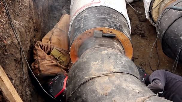 Ver en el equipo de soldadura de los trabajadores hasta el montaje de una nueva tubería . — Vídeo de stock