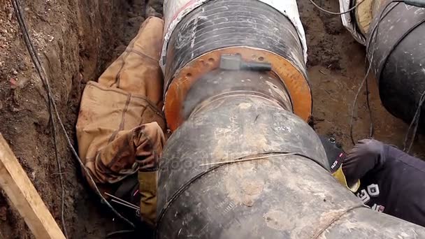 Ver en el equipo de soldadura de los trabajadores hasta el montaje de una nueva tubería . — Vídeo de stock