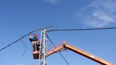 Yüksek yükseltilmiş kiraz seçici elektrikçi ekibi ile Dünün kim are çalışma güç hattı üzerinde kutup
