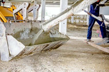 Buldozer Kepçe içine dökme beton sürecinde kamyon Mikser