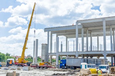 Mobil vinç büyük salona beton kiriş taşıyor
