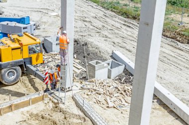 İşçi doğru sonraki seviyeye işaret Alüminyum merdiven kullanarak, 