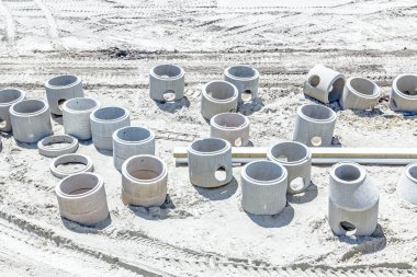 Bir şantiye p olmaya hazır beton drenaj boruları vardır