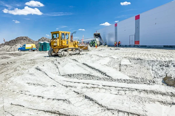 Máquina de construcción de movimiento de tierra pesada está moviendo arena en la construcción — Foto de Stock