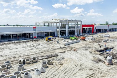 Bir şantiye p olmaya hazır beton drenaj boruları vardır