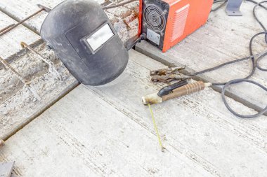 Kaynak ekipmanları kalkan ve Kaynakçı meşale, gerekli araçları ile