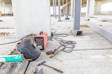 Kaynak ekipmanları kalkan ve Kaynakçı meşale, gerekli araçları ile