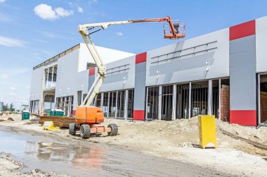 Kiraz seçici inşaat alanında Boş sepet üzerinde göster