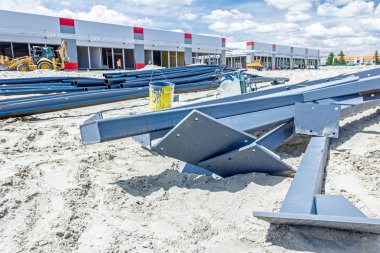 Boyalı metal profiller çelik eklem ile yığını g üzerinde yığılmış
