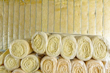 Isı yalıtım malzeme geri yığını cel ile sarılır