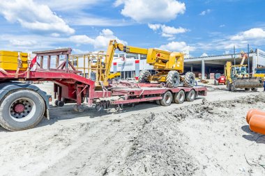 Yüklü kiraz seçici ve yarı römork üzerinde taşıma için güvenli
