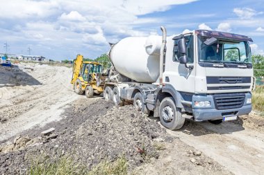 Buldozer Kepçe içine dökme beton sürecinde kamyon Mikser