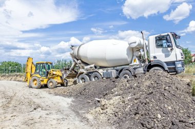 Buldozer Kepçe içine dökme beton sürecinde kamyon Mikser