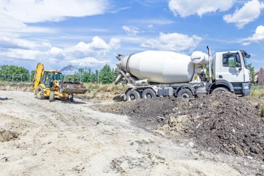 Ekskavatör taşımak kova taze beton ile dolu olduğunu