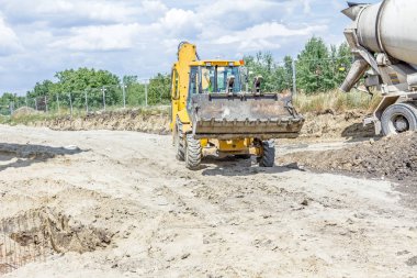 Ekskavatör taşımak kova taze beton ile dolu olduğunu