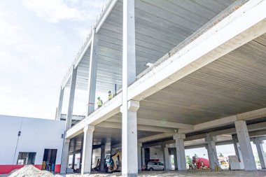 Bitmemiş uzun boylu beton yapı, iskelet