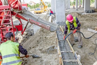Betonarme temel kalıp içinde dökme
