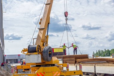 Vinçler-Mobil vinç taşıma beton armatür, paslı Meydanı çukuru