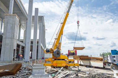Vinçler-Mobil vinç taşıma beton armatür, paslı Meydanı çukuru