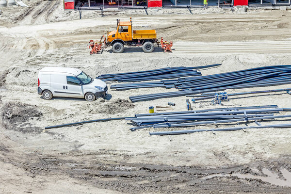 Распределенные товары укладываются, складываются временно при строительстве сидят
