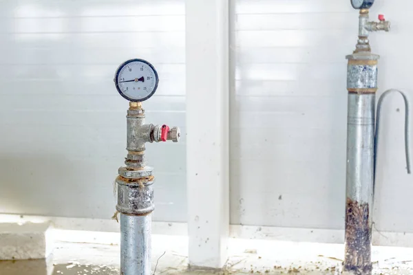 Manometr na potrubí pro měření tlaku — Stock fotografie