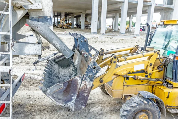 Teherautó mixer alatt öntés beton a buldózer gombóc — Stock Fotó