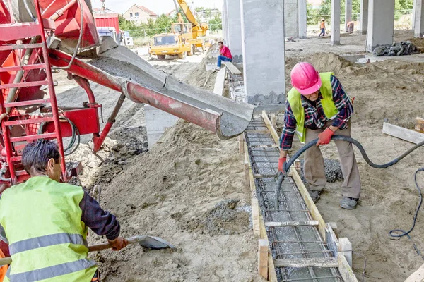 Wylewanie betonu zbrojonego w Fundacji formy — Zdjęcie stockowe