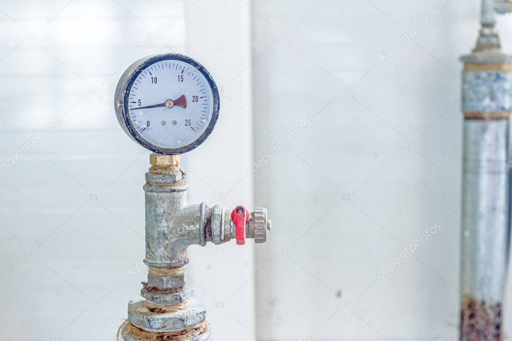 Manometer on pipe for a pressure metering