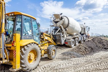 Buldozer Kepçe içine dökme beton sürecinde kamyon Mikser