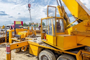Açık kapı kabin Vinçler-Mobil vinç kamyon üzerinde