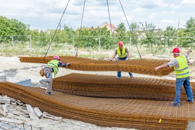 İşçiler armatür, paslı s yığmak için Mobil vinç yardımcı oluyor