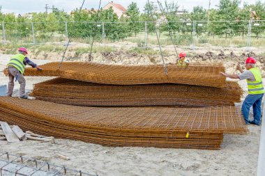 İşçiler armatür, paslı s yığmak için Mobil vinç yardımcı oluyor