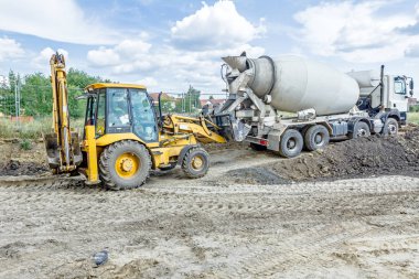 Buldozer Kepçe içine dökme beton sürecinde kamyon Mikser