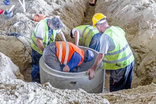 New manhole is under construction — Stock Photo, Image