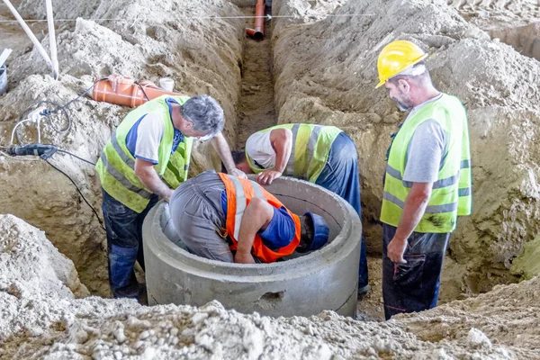 New manhole is under construction — Stock Photo, Image