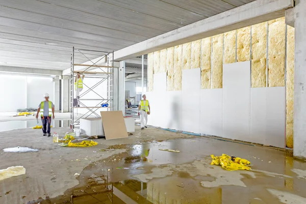 Rigger stanno lavorando su parete a secco partizione termica con minerale w — Foto Stock