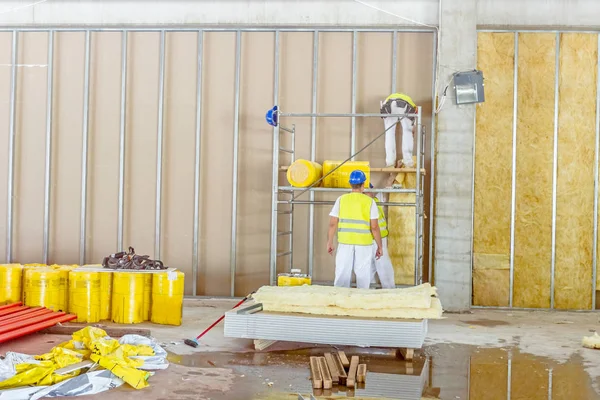 Δερματοπάνινα εργάζονται σε θερμική διαμέρισμα ξηρό τοίχο με ορυκτό w — Φωτογραφία Αρχείου
