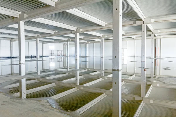 Spiegeleffekt, Reflexion auf Wasser große Betonkonstruktion — Stockfoto