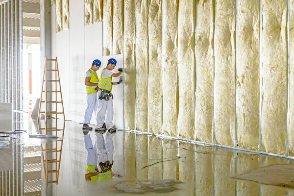 Los aparejos están trabajando en la pared seca de la partición térmica con el mineral w — Foto de Stock