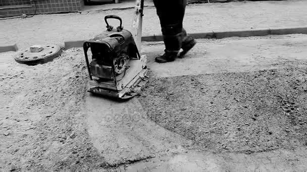 Titreşimli makine inşaat sahasında toprak sıkıştırma. — Stok video