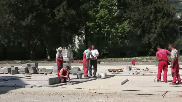 I muratori stanno montando flagstone, lavoro di squadra — Video Stock