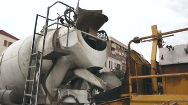 Beton pompaları çimento kamyonu Vakfı na pompalıyor