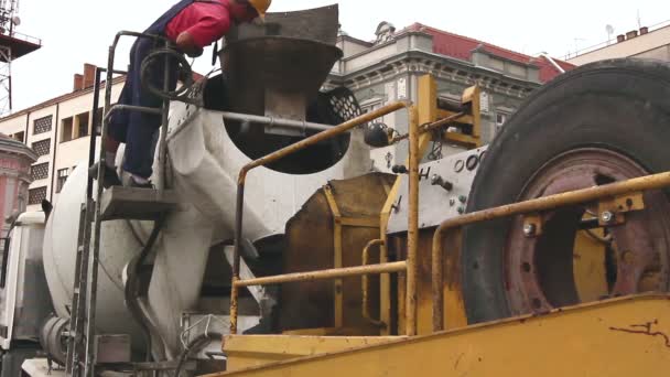 Бетонный насос перекачивается от цементного грузовика к фундаменту — стоковое видео
