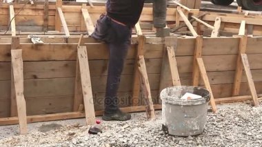 İşçiler ile hortum, dikey ahşap kalıp taze beton dökme sürekli döküm