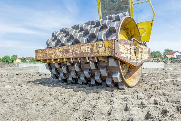 Огромный дорожный каток с шипами уплотняет почву при строительстве — стоковое фото