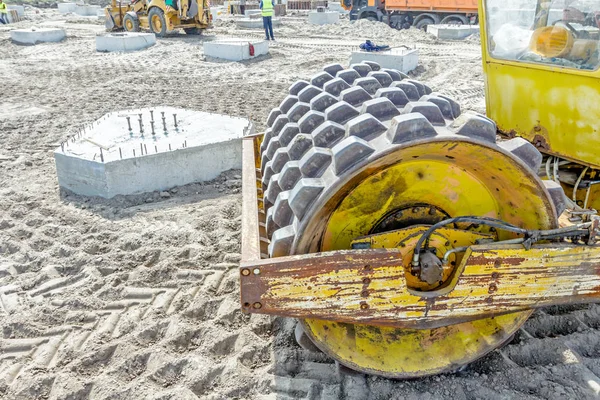 Rolo de estrada enorme com picos é compactar o solo na construção — Fotografia de Stock